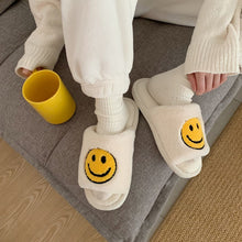 Lade das Bild in den Galerie-Viewer, Smiley Slipper | Flauschige Trend Slides mit Smiley Faces
